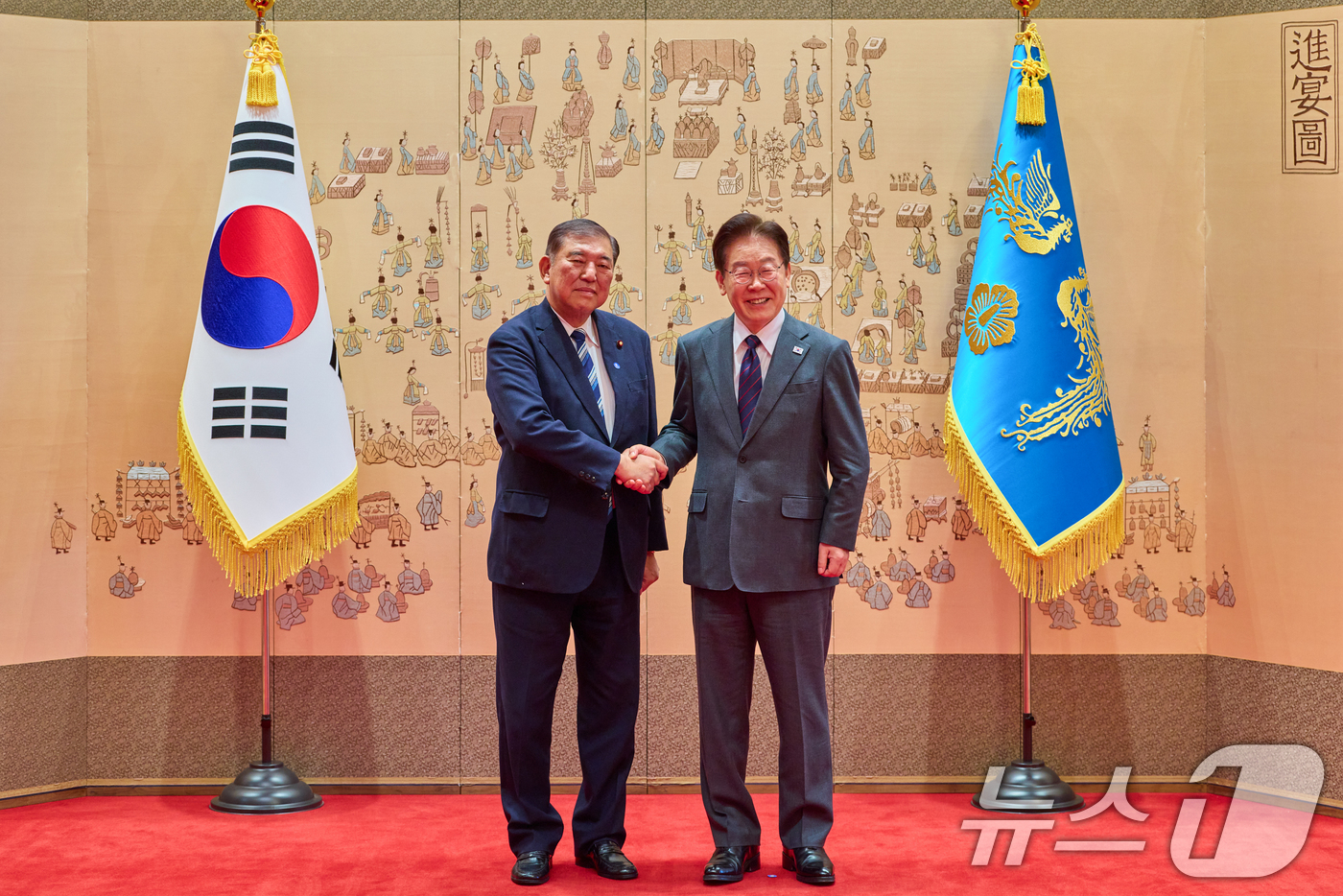 (서울=뉴스1) 허경 기자 = 이재명 대통령과 이시바 시게루 전 일본 총리가 8일 청와대에서 기념촬영을 하고 있다. (청와대 제공. 재판매 및 DB 금지) 2026.4.8/뉴스1