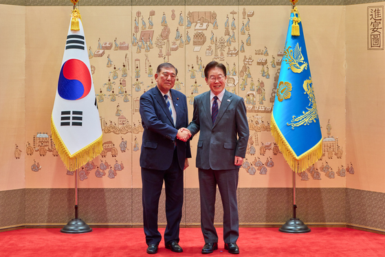 이시바 전 총리와 기념촬영하는 이재명 대통령