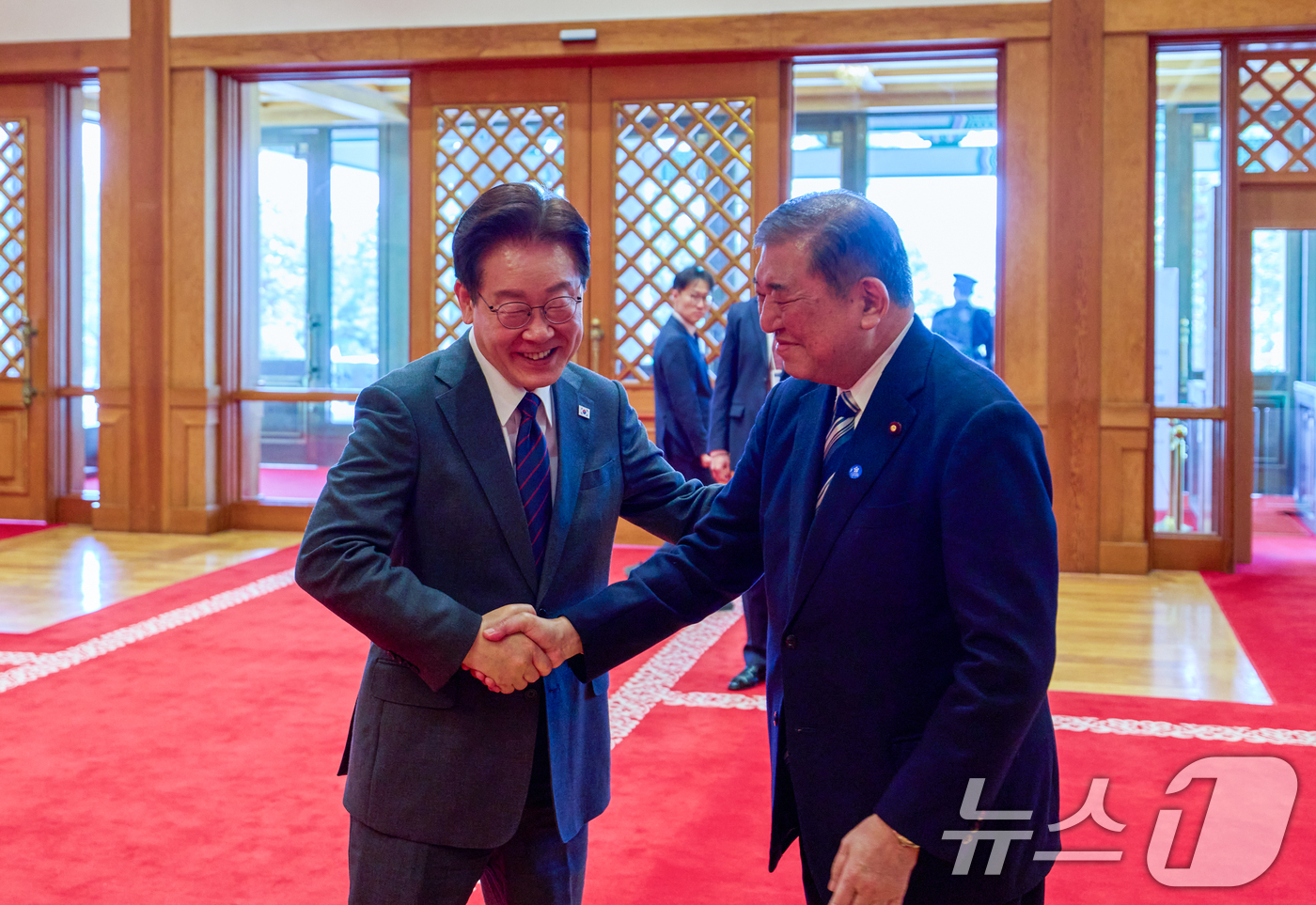 (서울=뉴스1) 허경 기자 = 이재명 대통령과 이시바 시게루 전 일본 총리가 8일 청와대에서 악수하고 있다. (청와대 제공. 재판매 및 DB 금지) 2026.4.8/뉴스1