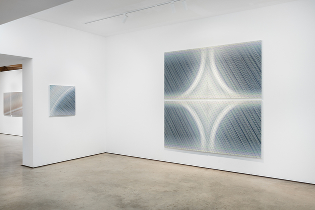 "회화의 본질과 비선형적 감각을 묻다"…지근욱 '금속의 날개'전