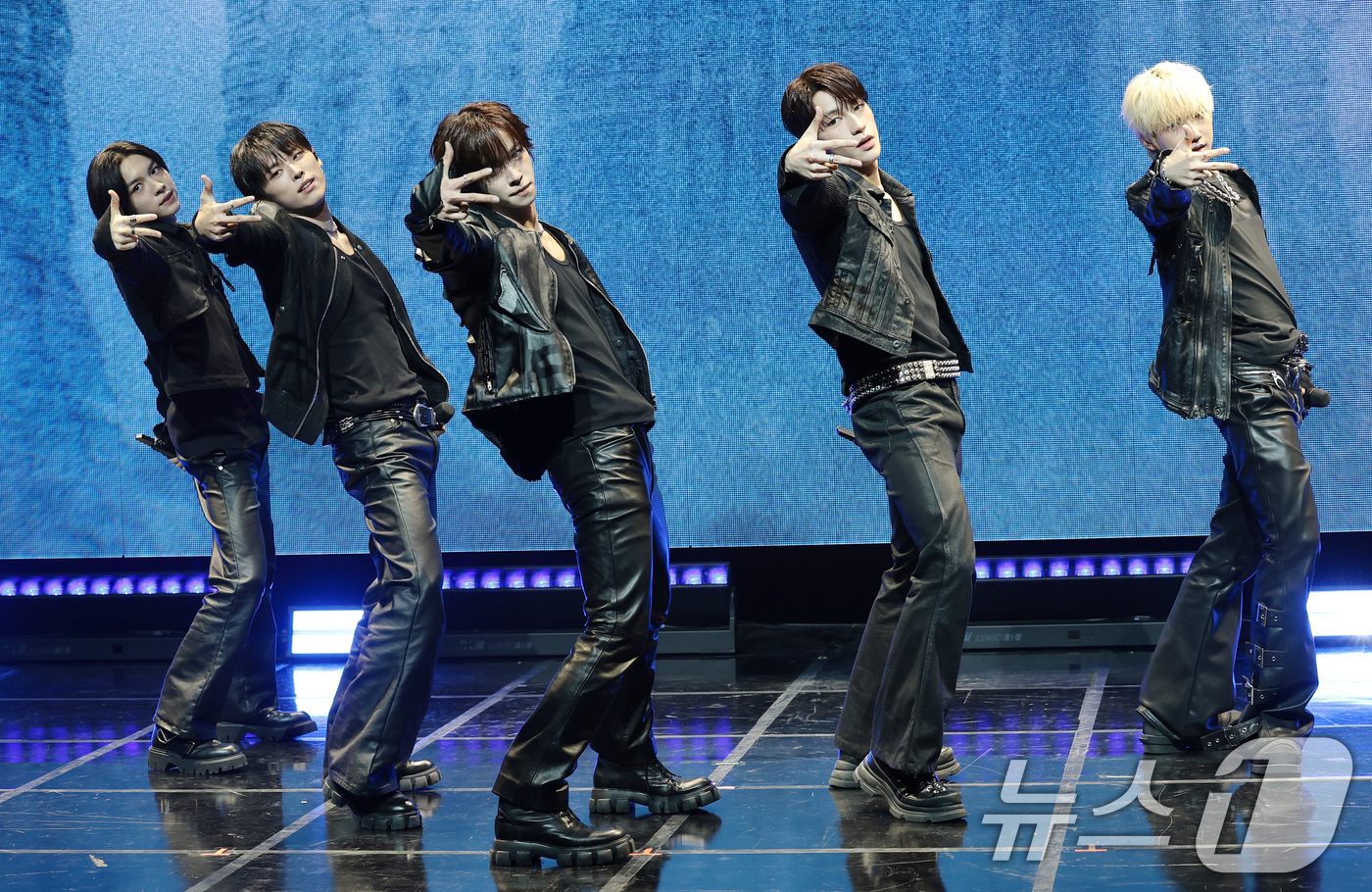 (서울=뉴스1) 권현진 기자 = 그룹 키빗업이 8일 서울 마포구 NOL씨어터 합정 동양생명홀에서 열린 첫 EP 앨범 ‘KEYVITUP(키빗업)’ 쇼케이스에서 타이틀 곡을 선보이고 …
