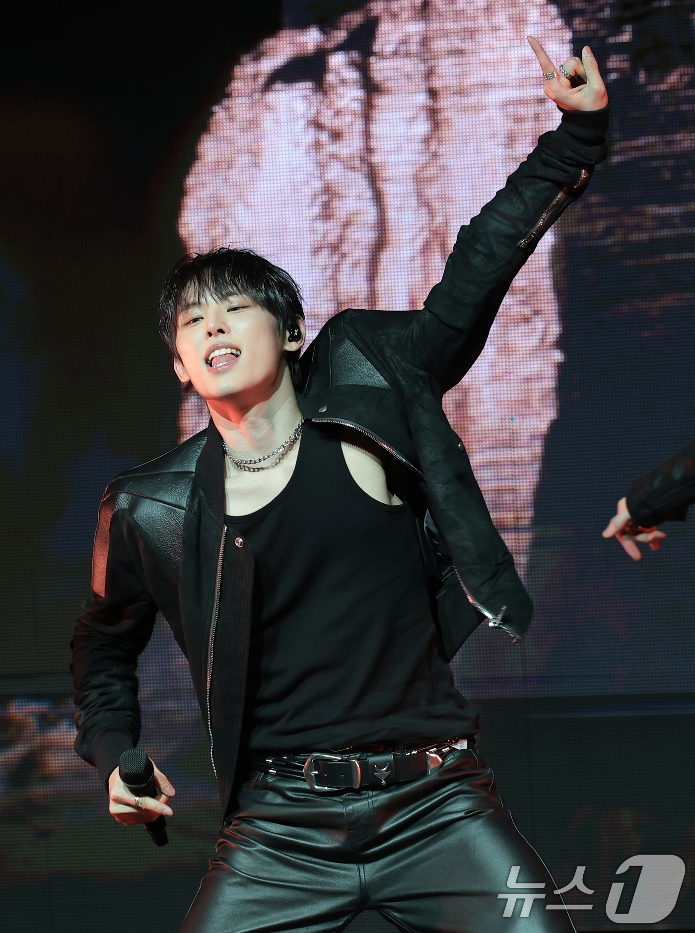(서울=뉴스1) 권현진 기자 = 그룹 키빗업 태환이 8일 서울 마포구 NOL씨어터 합정 동양생명홀에서 열린 첫 EP 앨범 ‘KEYVITUP(키빗업)’ 쇼케이스에서 타이틀 곡을 선보 …