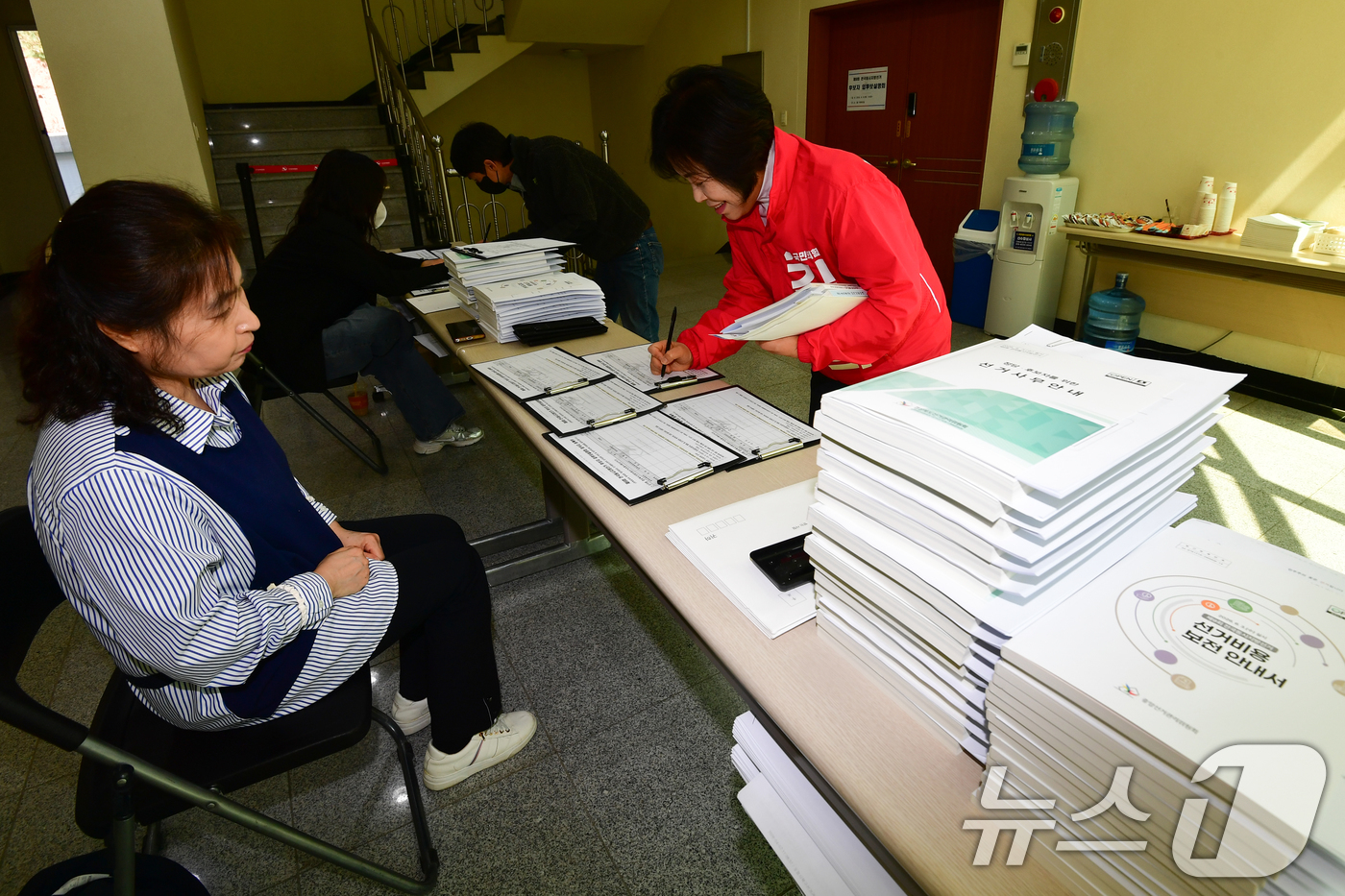 (포항=뉴스1) 최창호 기자 = 8일 오후 경북 포항시 북구 선거관리위원회 대회의실에서 얄린 제9회 전국동시지방선거 후보자 입후보설명회에 참석한 후보자가 명부를 작성하고 있다. …