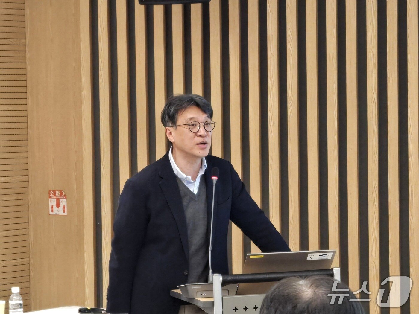 본문 이미지 - 김경유 산업연구원 선임연구위원이 8일 오전 서울 서초구 자동차회관에서 열린 '전기차 보급 목표 달성을 위한 지방자치단체의 역할' 산업 포럼에서 지자체별 올해 전기차 보조금 소진 현황을 발표하고 있다. 2026.4.8/뉴스1 김성식 기자