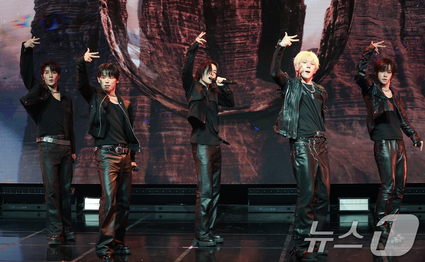 본문 이미지 - 그룹 키빗업이 8일 서울 마포구 NOL씨어터 합정 동양생명홀에서 열린 첫 EP 앨범 ‘KEYVITUP(키빗업)’ 쇼케이스에서 타이틀 곡을 선보이고 있다. 2026.4.8 ⓒ 뉴스1 권현진 기자