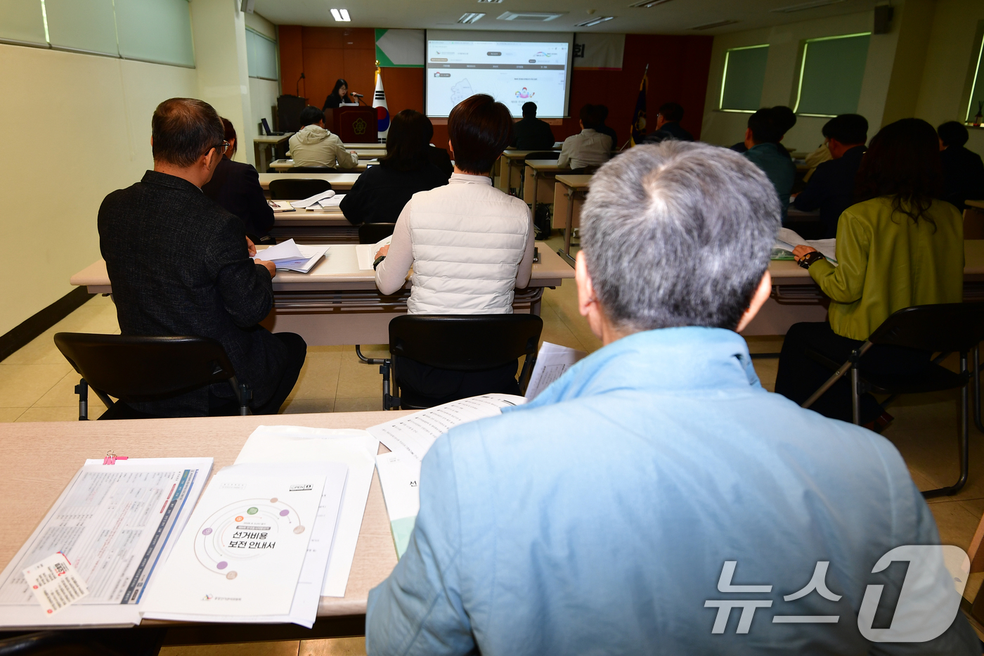 (포항=뉴스1) 최창호 기자 = 8일 오후 경북 포항시 북구 선거관리위원회 대회의실에서 얄린 제9회 전국동시지방선거 후보자 입후보설명회에 참석한 후보자와 캠프 관계자들이 산관위 직 …