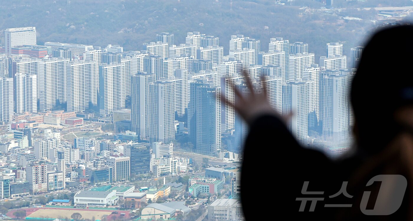 본문 이미지 - 서울 송파구 롯데월드 타워에서 바라본 아파트 단지. 2026.4.8 ⓒ 뉴스1 김진환 기자