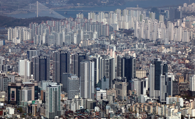 "기준금리 0.25%p 오르면 1년 뒤 수도권 집값 0.6% 떨어진다"