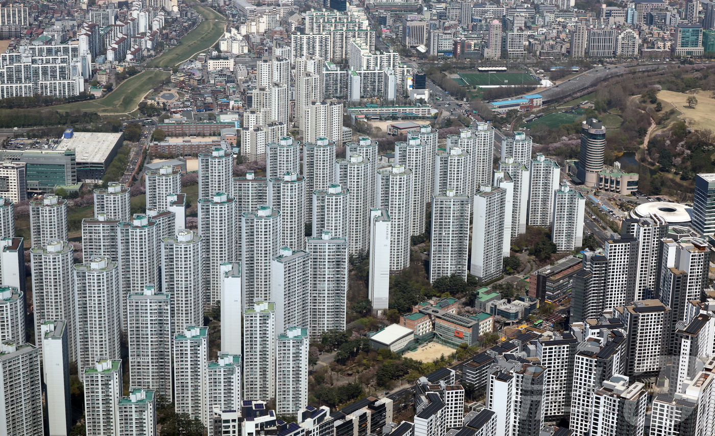 (서울=뉴스1) 김진환 기자 = 지난 3월 서울 아파트 매매 시가총액이 1867조 7296억 원으로 역대 최대치를 이어갔지만 상승세는 다소 둔화된 것으로 나타났다.시장 전반의 가격 …