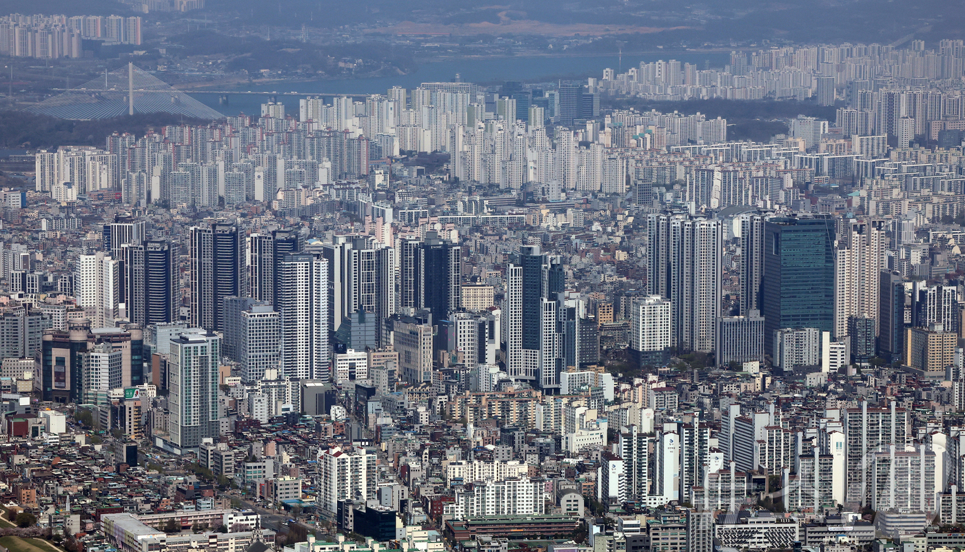 (서울=뉴스1) 김진환 기자 = 지난 3월 서울 아파트 매매 시가총액이 1867조 7296억 원으로 역대 최대치를 이어갔지만 상승세는 다소 둔화된 것으로 나타났다.시장 전반의 가격 …