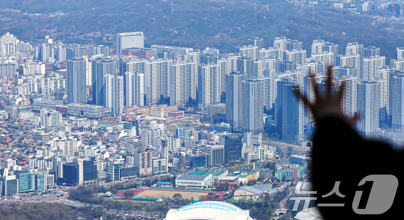 본문 이미지 - 8일 서울 송파구 롯데월드 타워에서 바라본 아파트 단지. 2026.4.8 ⓒ 뉴스1 김진환 기자