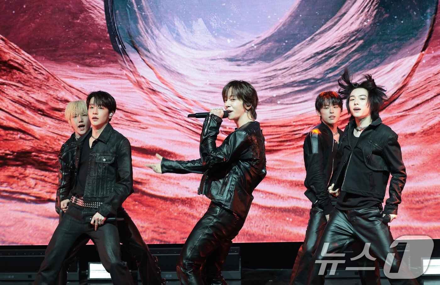 본문 이미지 - 그룹 키빗업이 8일 서울 마포구 NOL씨어터 합정 동양생명홀에서 열린 첫 EP 앨범 ‘KEYVITUP(키빗업)’ 쇼케이스에서 타이틀 곡을 선보이고 있다. 2026.4.8 ⓒ 뉴스1 권현진 기자