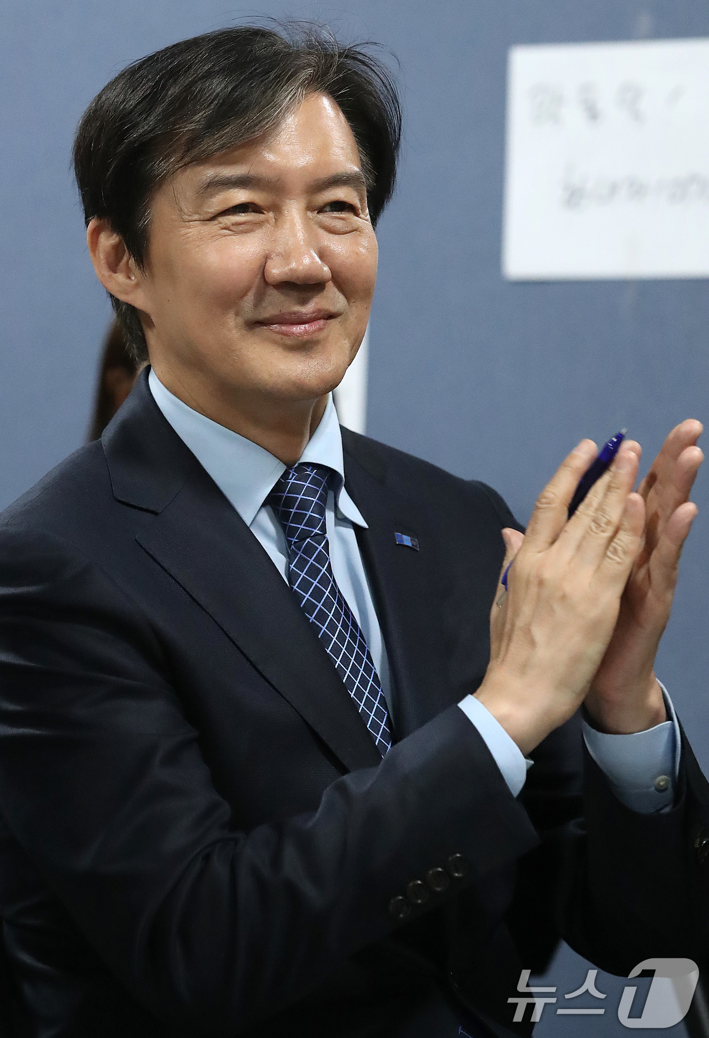 (대구=뉴스1) 공정식 기자 = 조국 조국혁신당 대표가 8일 오후 대구 동구 신암동 6·3 지방선거 정한숙 대구 동구청장 예비후보 선거사무소 개소식에 참석해 손뼉을 치고 있다. 2 …