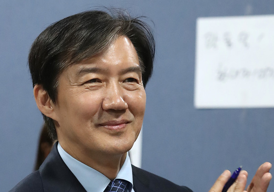 손뼉 치는 조국 대표