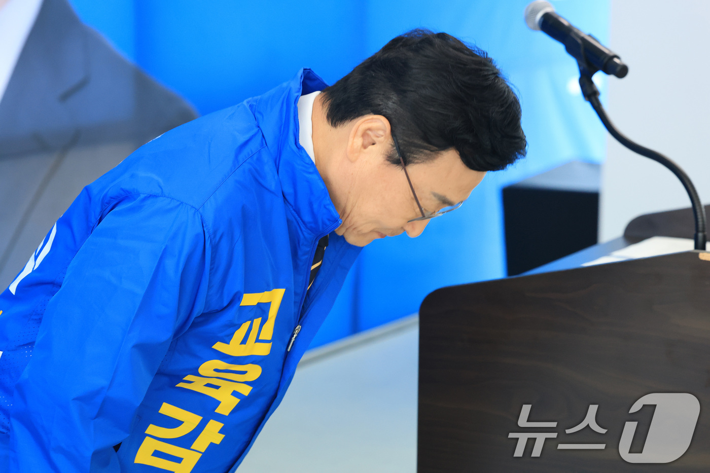 (서울=뉴스1) 임세영 기자 = 정근식 서울시교육감 예비후보가 8일 서울 종로구에 위치한 선거사무실에서 열린 제9회 전국동시지방선거 서울시교육감 출마선언 기자회견에서 고개 숙여 인 …