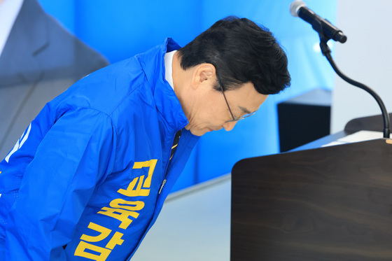 고개 숙여 인사하는 정근식 서울시교육감 예비후보