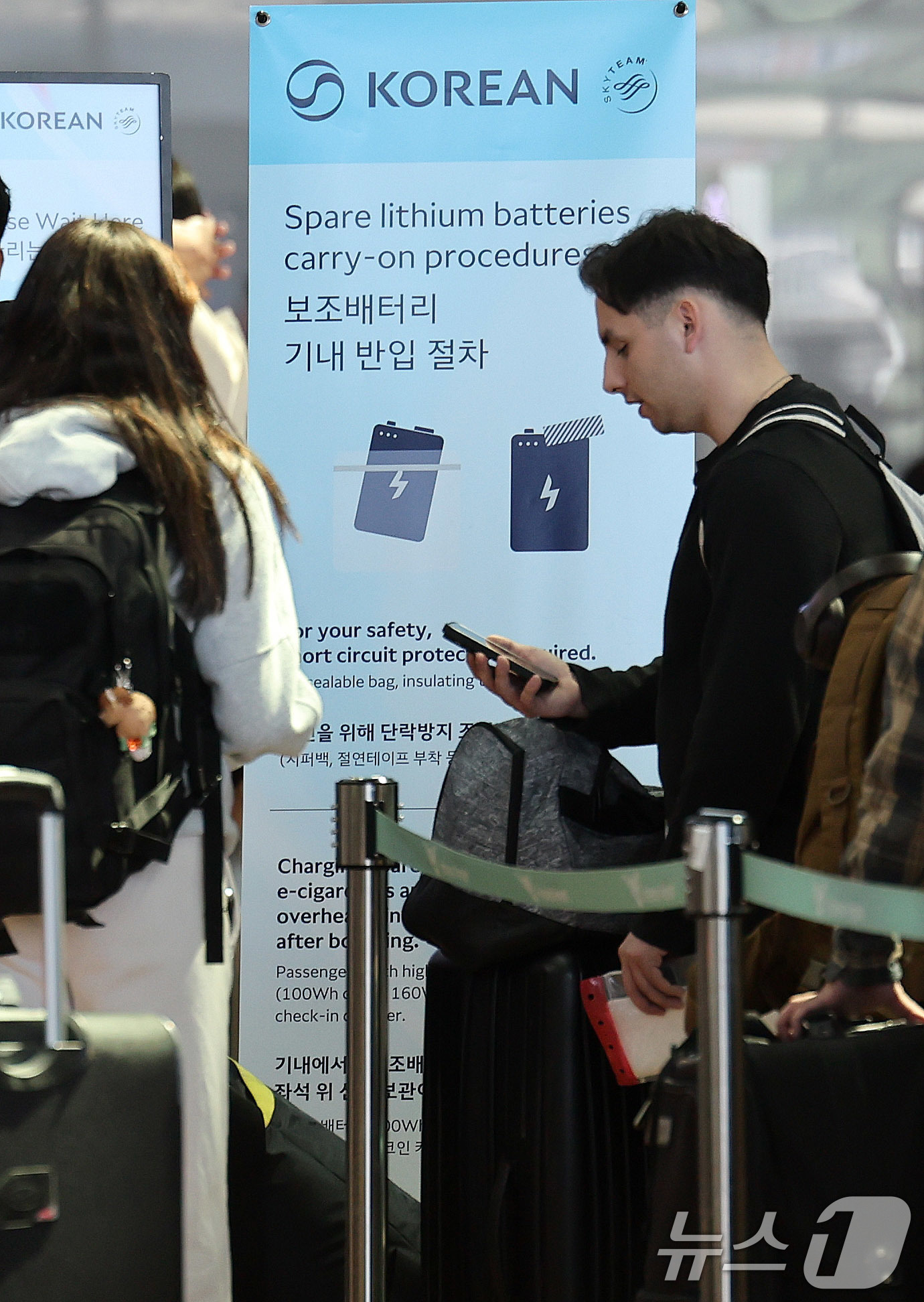 (인천공항=뉴스1) 박지혜 기자 = 8일 인천국제공항 제2여객터미널에 항공기 내 보조배터리 규정 안내문이 세워져 있다.정부가 마련한 보조배터리 기내 안전기준이 국제 표준으로 채택됐 …