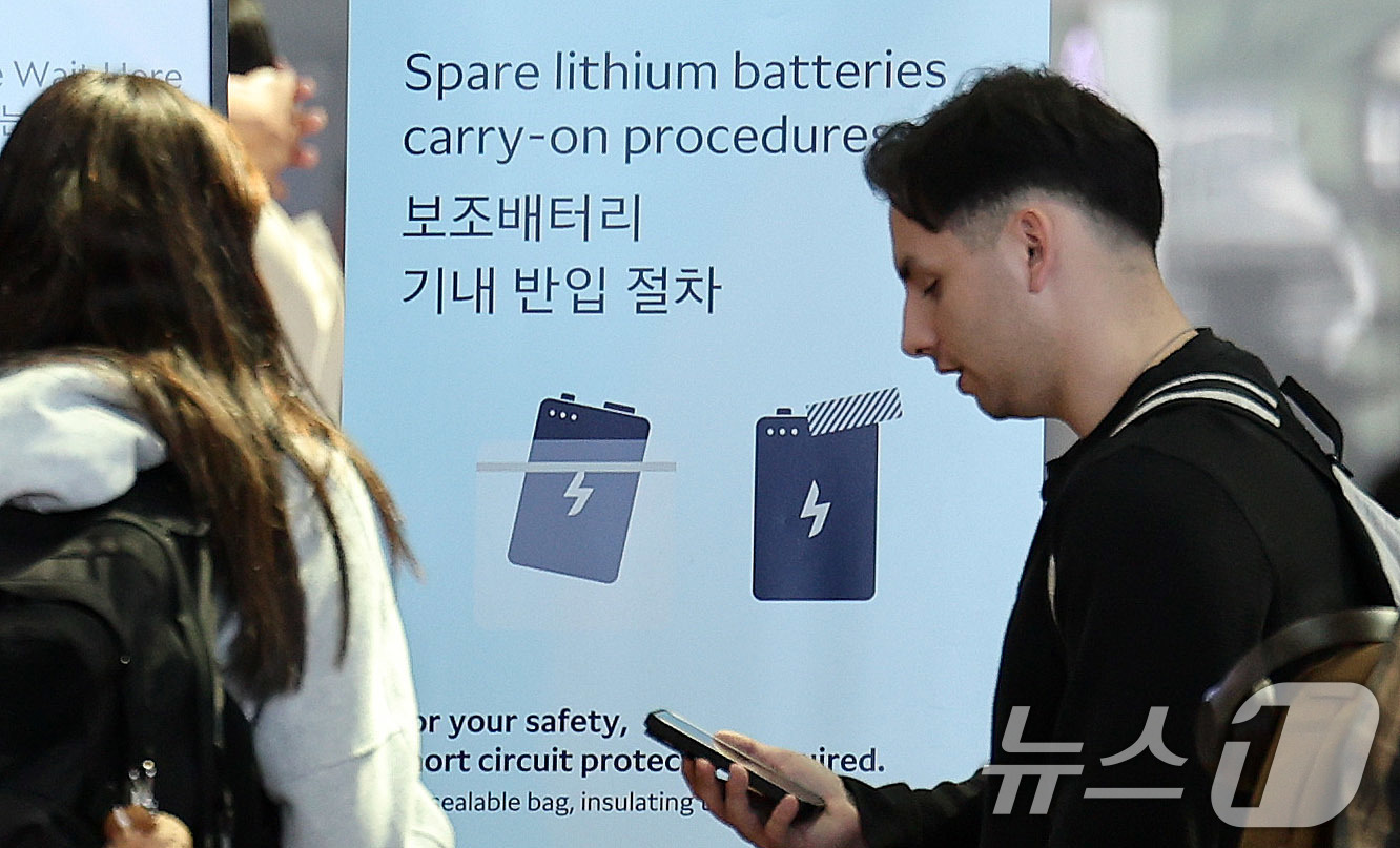 (인천공항=뉴스1) 박지혜 기자 = 8일 인천국제공항 제2여객터미널에 항공기 내 보조배터리 규정 안내문이 세워져 있다.정부가 마련한 보조배터리 기내 안전기준이 국제 표준으로 채택됐 …