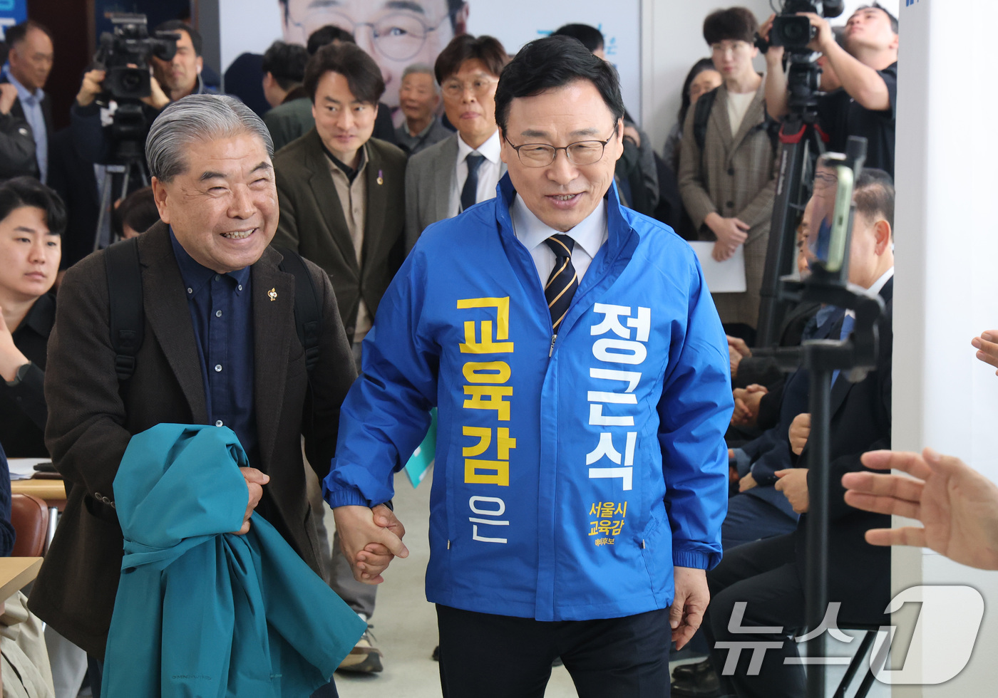 (서울=뉴스1) 임세영 기자 = 정근식 서울시교육감 예비후보가 8일 서울 종로구에 위치한 선거사무실에서 열린 제9회 전국동시지방선거 서울시교육감 출마선언 기자회견에서 입장하고 있다 …