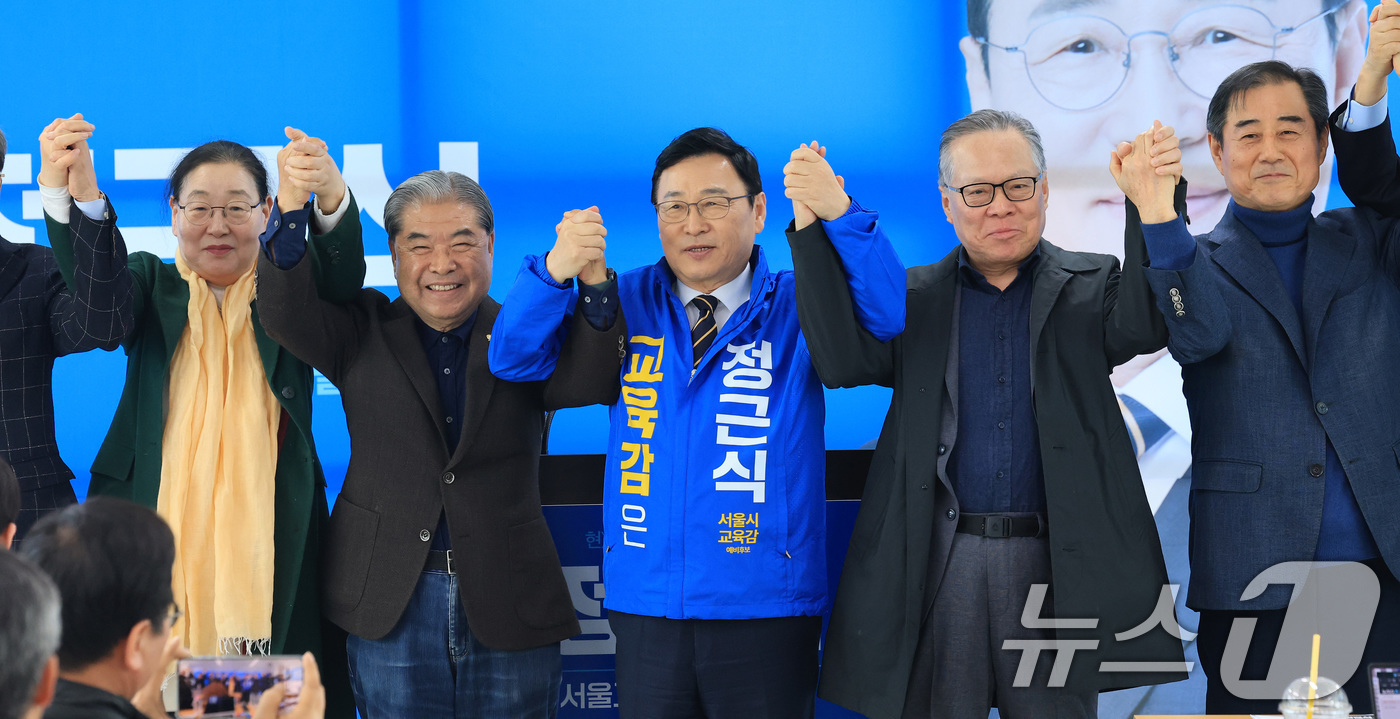 (서울=뉴스1) 임세영 기자 = 정근식 서울시교육감 예비후보가 8일 서울 종로구에 위치한 선거사무실에서 열린 제9회 전국동시지방선거 서울시교육감 출마선언 기자회견에서 참석자들과 함 …