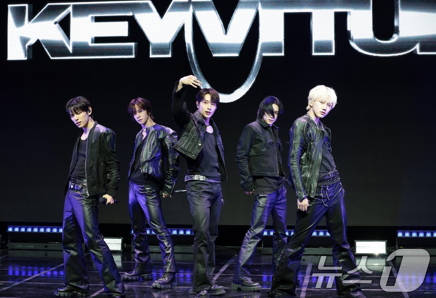 (서울=뉴스1) 권현진 기자 = 그룹 키빗업이 8일 서울 마포구 NOL씨어터 합정 동양생명홀에서 열린 첫 EP 앨범 ‘KEYVITUP(키빗업)’ 쇼케이스에서 수록곡을 열창하고 있다 …