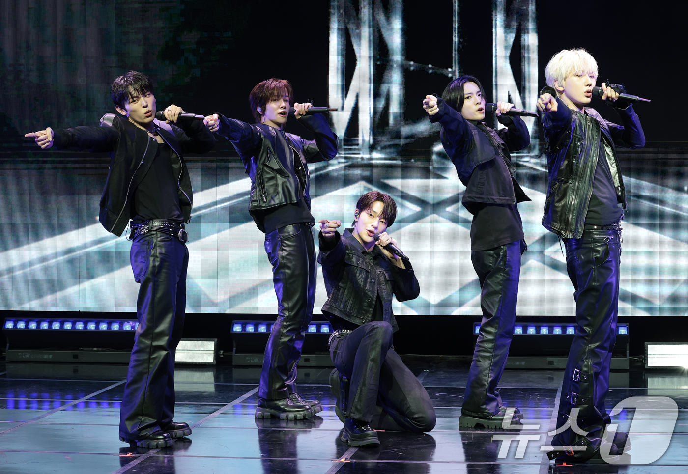 (서울=뉴스1) 권현진 기자 = 그룹 키빗업이 8일 서울 마포구 NOL씨어터 합정 동양생명홀에서 열린 첫 EP 앨범 ‘KEYVITUP(키빗업)’ 쇼케이스에서 수록곡을 열창하고 있다 …