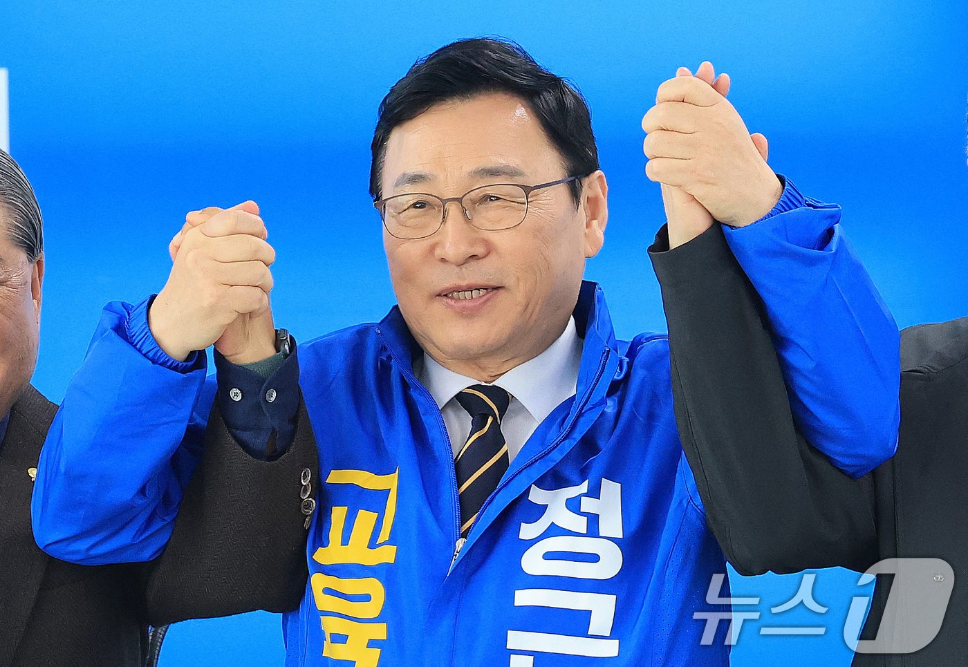 (서울=뉴스1) 임세영 기자 = 정근식 서울시교육감 예비후보가 8일 서울 종로구에 위치한 선거사무실에서 열린 제9회 전국동시지방선거 서울시교육감 출마선언 기자회견에서 참석자들과 함 …