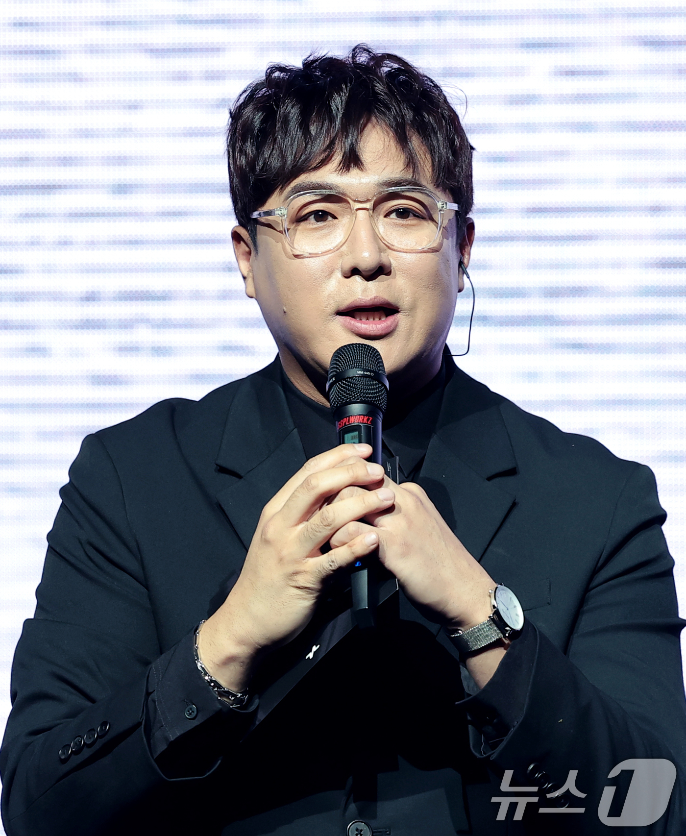 (서울=뉴스1) 권현진 기자 = MC배가 8일 서울 마포구 NOL씨어터 합정 동양생명홀에서 열린 키빗업 첫 EP 앨범 ‘KEYVITUP(키빗업)’ 쇼케이스에서 진행을 하고 있다. …