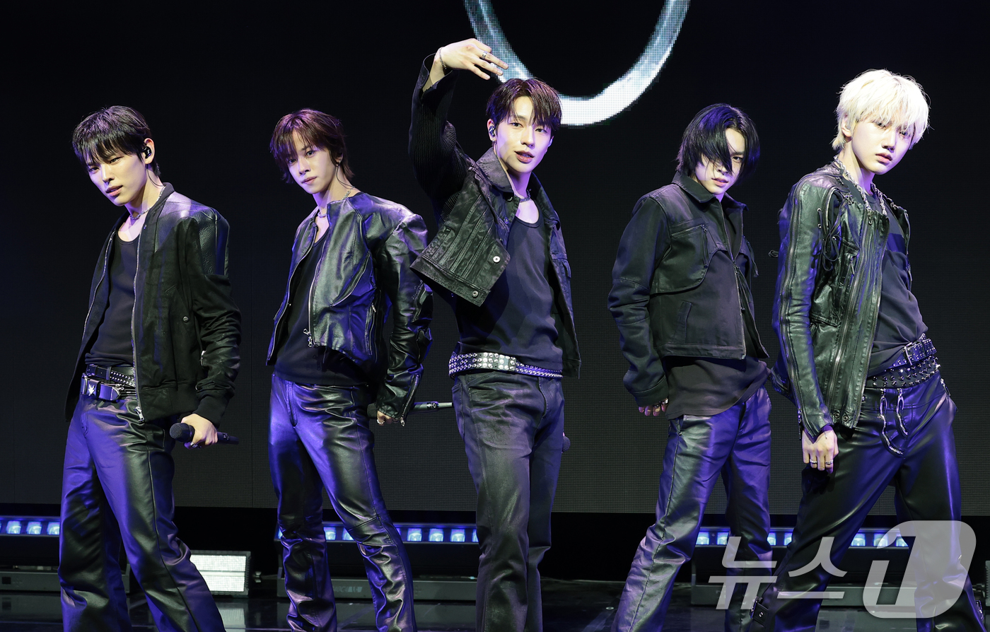 (서울=뉴스1) 권현진 기자 = 그룹 키빗업이 8일 서울 마포구 NOL씨어터 합정 동양생명홀에서 열린 첫 EP 앨범 ‘KEYVITUP(키빗업)’ 쇼케이스에서 수록곡을 열창하고 있다 …