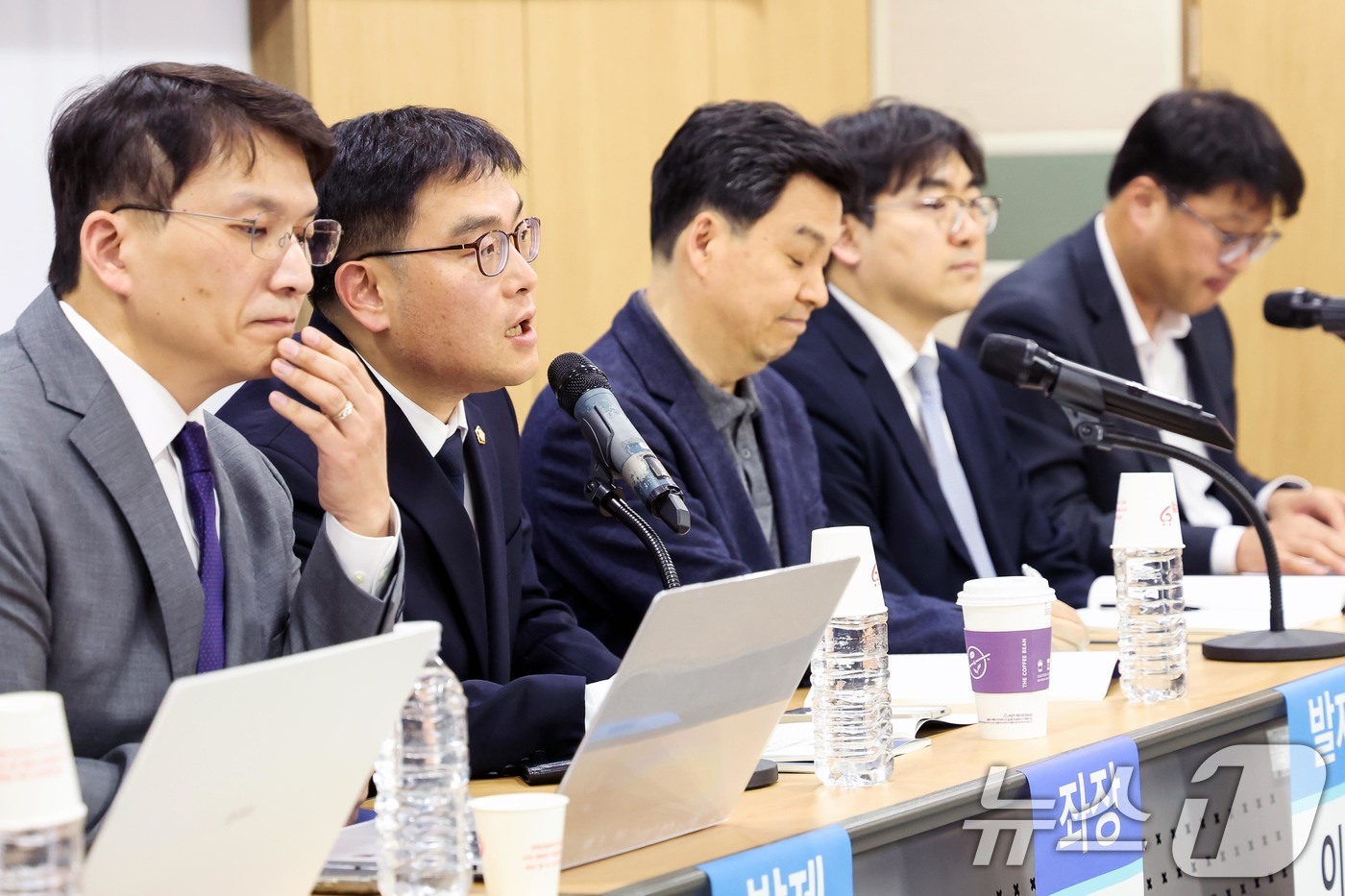 (서울=뉴스1) 조연우 인턴기자 = 8일 오후 서울 광화문 변호사회관에서 열린 '새로운 형사사법체계의 안정적 정착 방안 토론회'에서 좌장을 맡은 정지웅 법률사무소 정 변호사(왼쪽 …