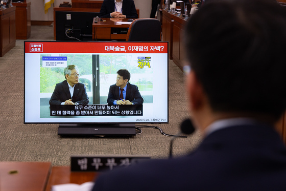 이재명 대통령 경기도지사 시절 대북사업 발언 영상 지켜보는 정성호 법무부 장관