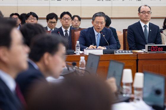 국민의힘 법사위원 질의 답하는 정성호 법무부 장관