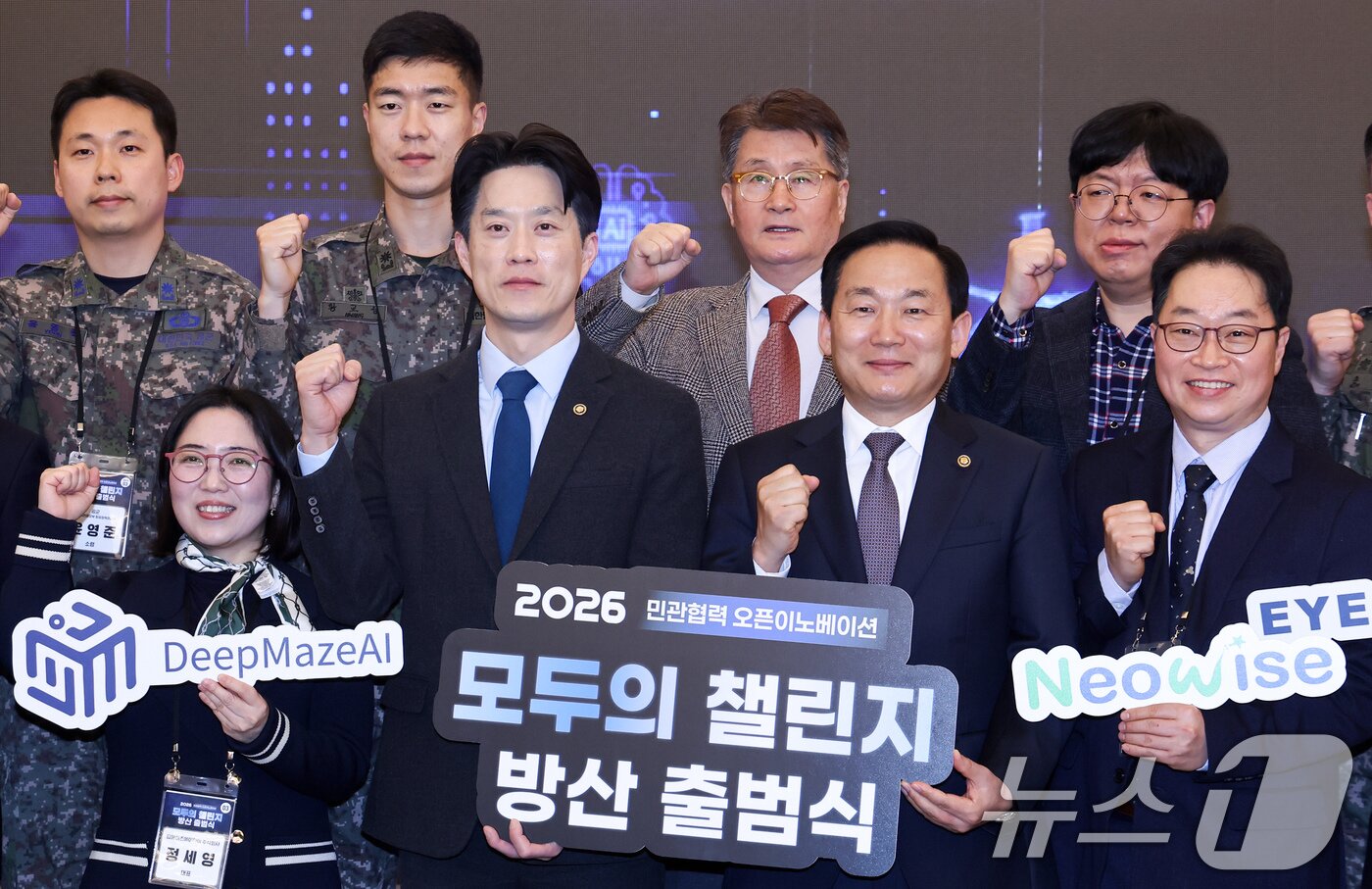 본문 이미지 - 노용석 중소벤처기업부 제1차관(앞줄 왼쪽 두 번째), 이두희 국방부 차관(앞줄 왼쪽 세 번째)을 비롯한 참석자들이 8일 오후 서울 용산구 피스앤파크 컨벤션에서 열린 '모두의 챌린지 방산 출범식'에서 기념촬영을 하고 있다. 2026.4.8 ⓒ 뉴스1 임지훈 인턴기자