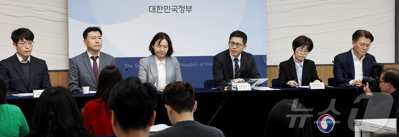 (세종=뉴스1) 김기남 기자 = 강기룡 재정경제부 차관보가 지난 8일 세종시 정부세종청사에서  과기부·교육부·산업부·국토부·식약처가 참석한 가운데 중동전쟁 관련 품목별 가격동향 점 …