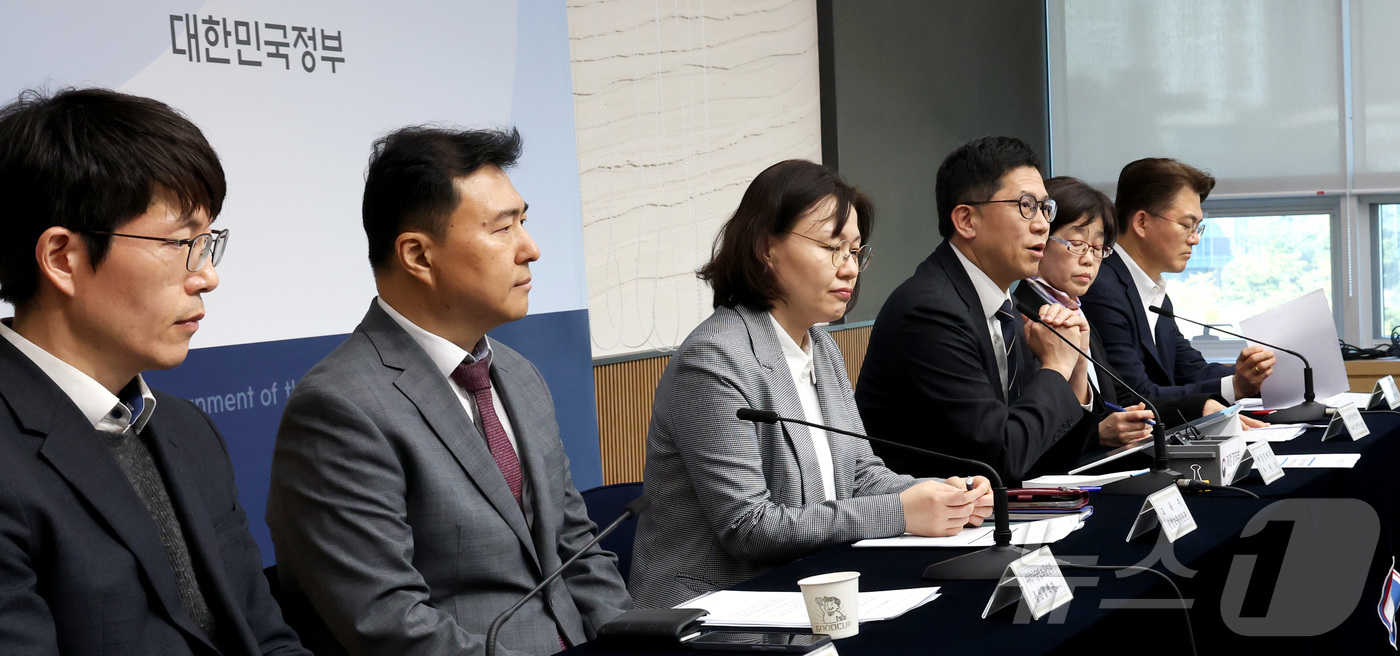 (세종=뉴스1) 김기남 기자 = 강기룡 재정경제부 차관보가 지난 8일 세종시 정부세종청사에서  과기부·교육부·산업부·국토부·식약처가 참석한 가운데 중동전쟁 관련 품목별 가격동향 점 …