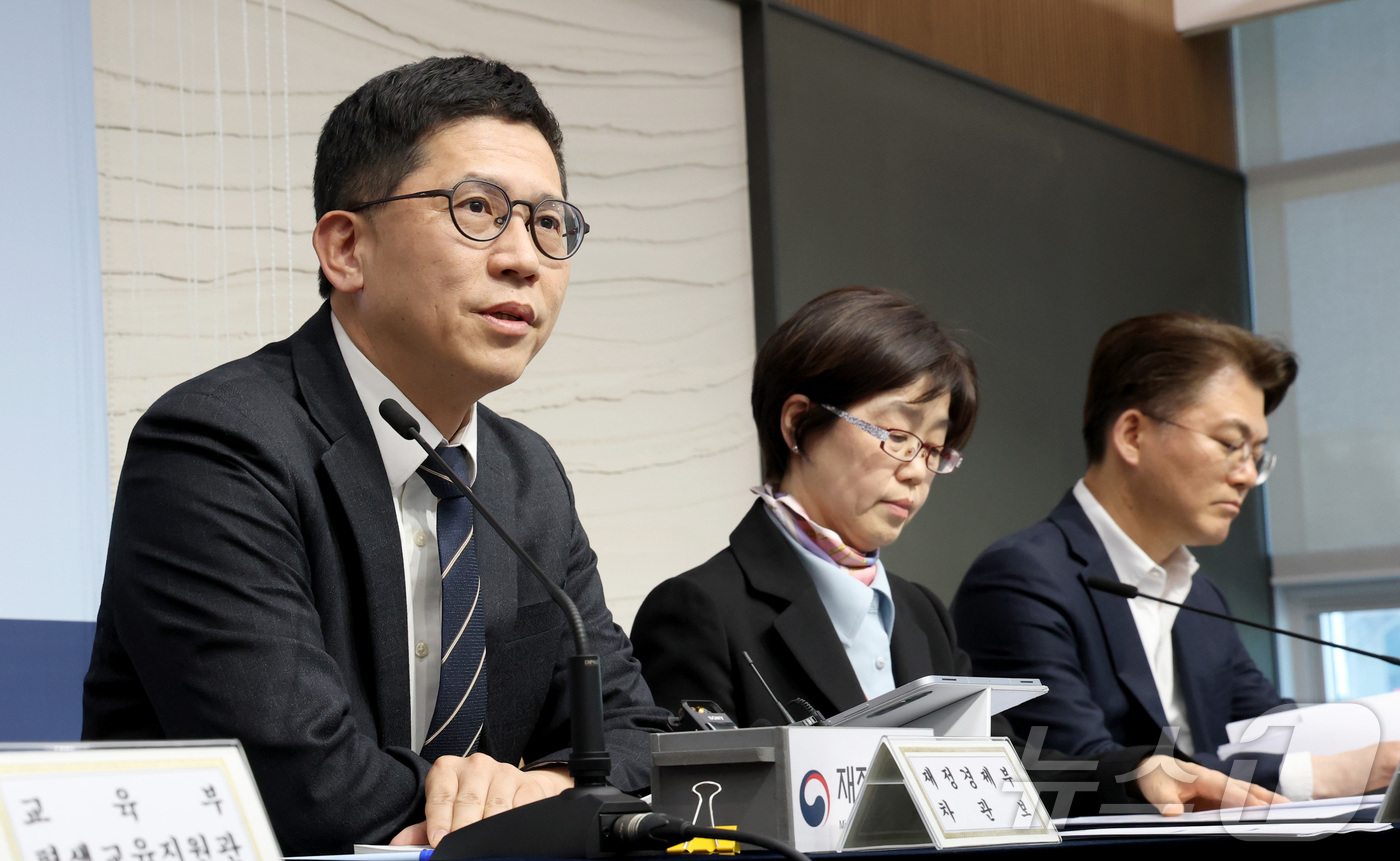 (세종=뉴스1) 김기남 기자 = 강기룡 재정경제부 차관보가 지난 8일 세종시 정부세종청사에서  과기부·교육부·산업부·국토부·식약처가 참석한 가운데 중동전쟁 관련 품목별 가격동향 점 …