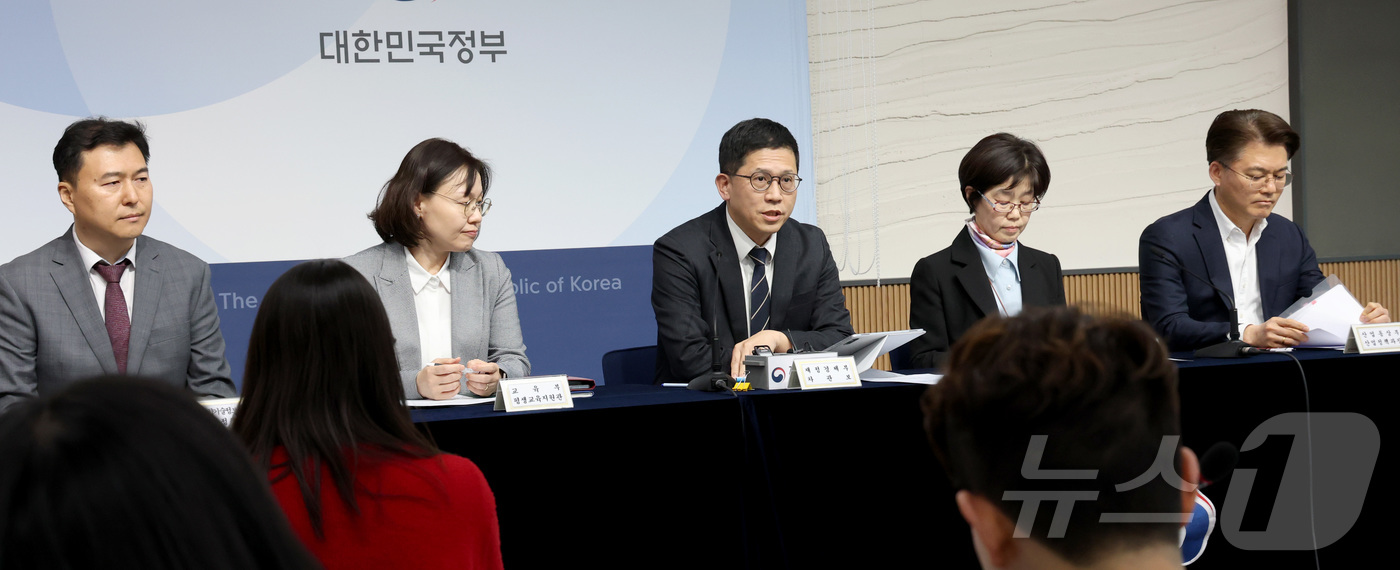 (세종=뉴스1) 김기남 기자 = 강기룡 재정경제부 차관보가 지난 8일 세종시 정부세종청사에서  과기부·교육부·산업부·국토부·식약처가 참석한 가운데 중동전쟁 관련 품목별 가격동향 점 …