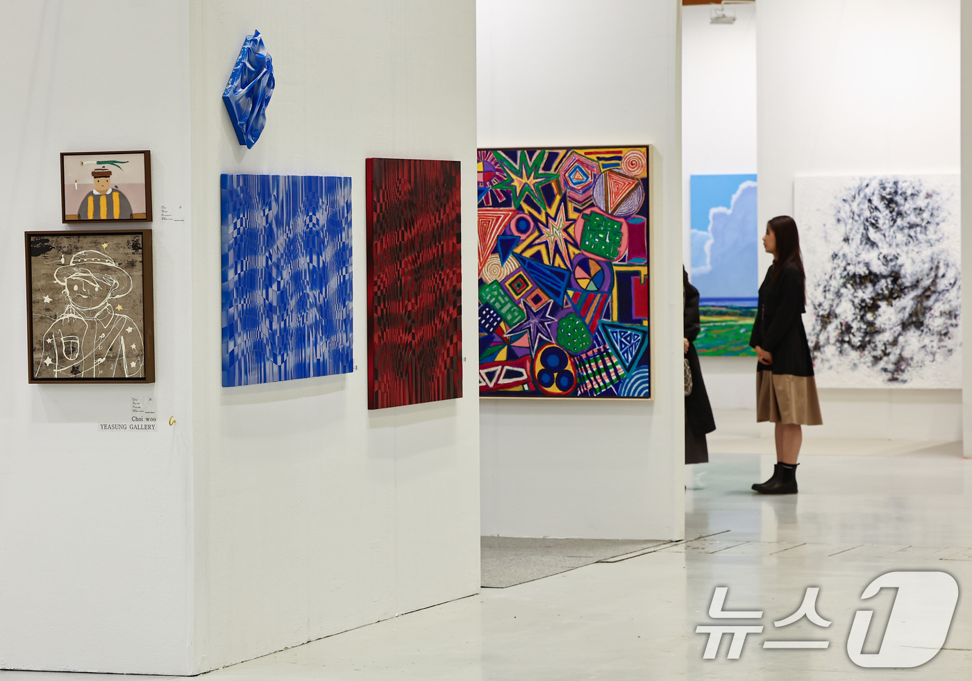 (서울=뉴스1) 김도우 기자 = 8일 서울 강남구 코엑스에서 열린 2026 화랑미술제에서 관람객들이 작품을 살펴보고 있다. 2026.4.8/뉴스1