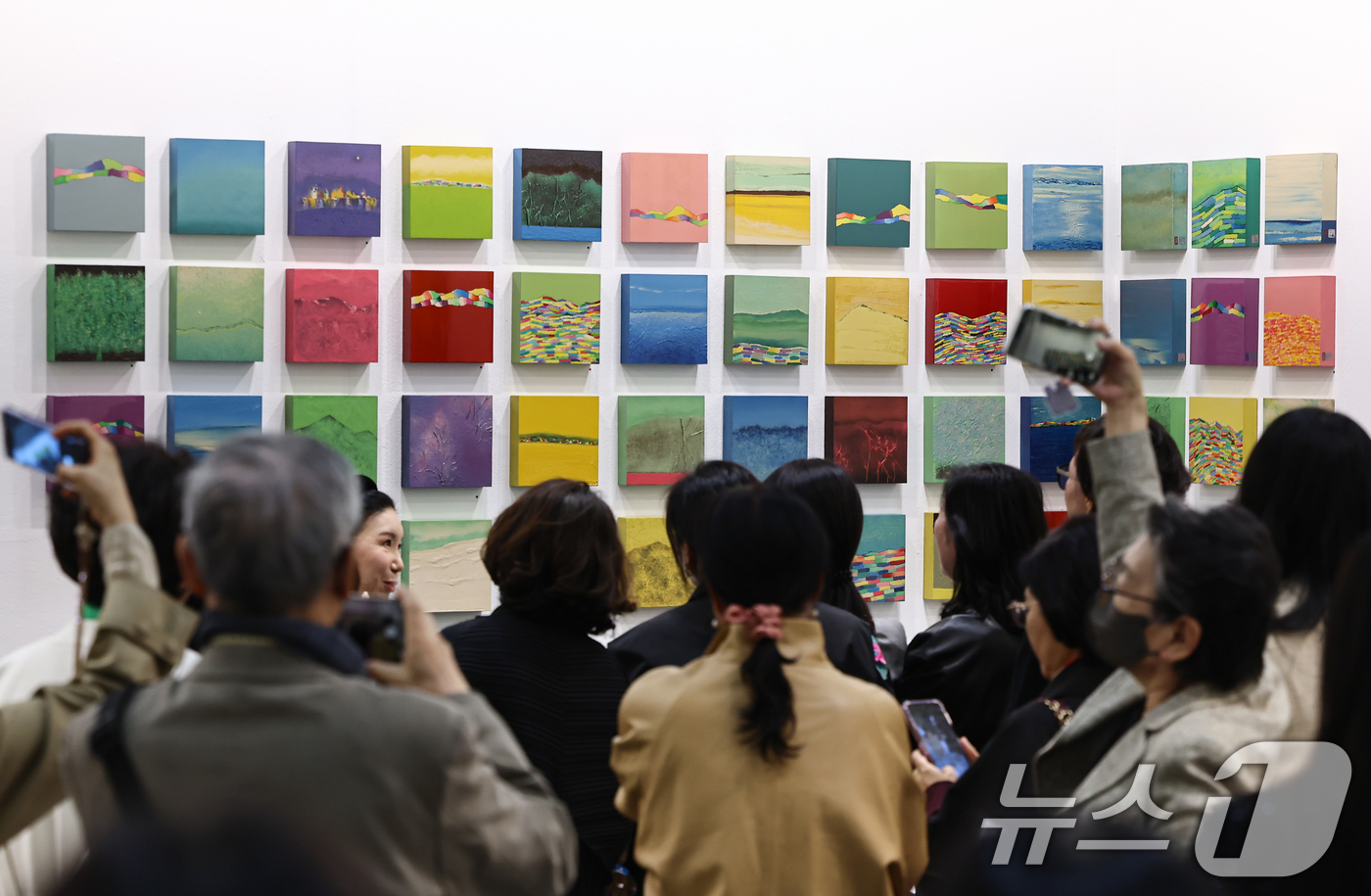 (서울=뉴스1) 김도우 기자 = 8일 서울 강남구 코엑스에서 열린 2026 화랑미술제에서 관람객들이 작품을 살펴보고 있다. 2026.4.8/뉴스1
