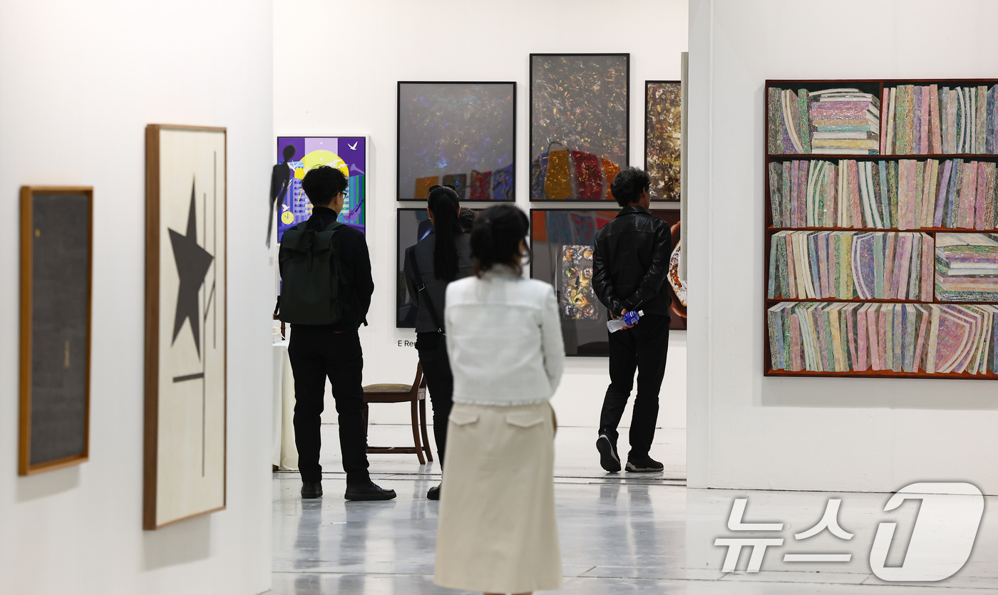 (서울=뉴스1) 김도우 기자 = 8일 서울 강남구 코엑스에서 열린 2026 화랑미술제에서 관람객들이 작품을 살펴보고 있다. 2026.4.8/뉴스1