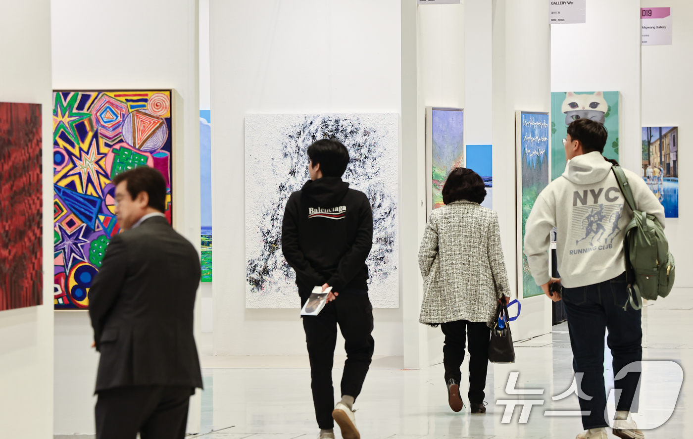 (서울=뉴스1) 김도우 기자 = 8일 서울 강남구 코엑스에서 열린 2026 화랑미술제에서 관람객들이 작품을 살펴보고 있다. 2026.4.8/뉴스1