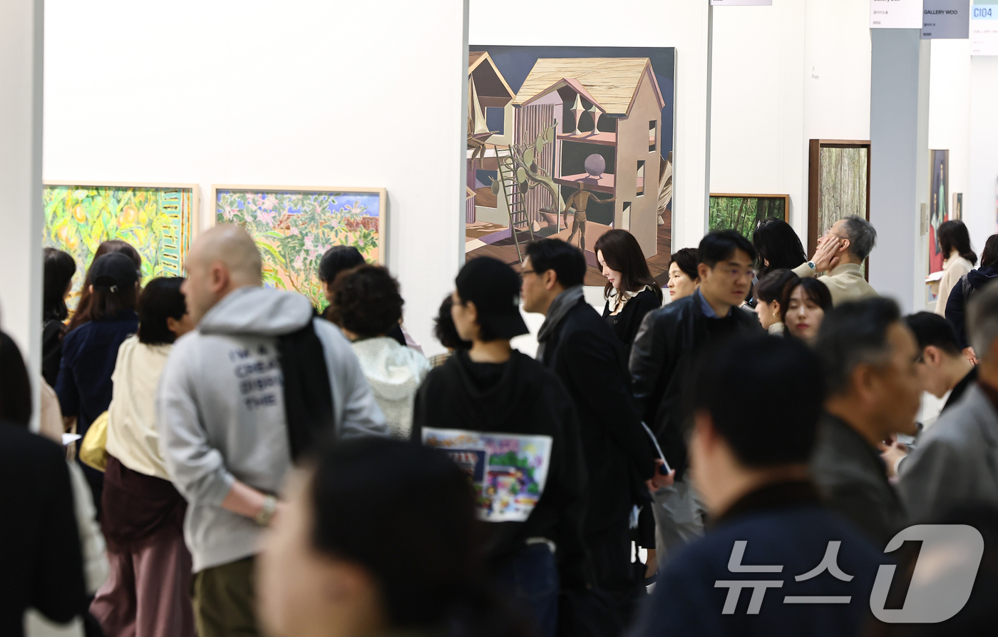 (서울=뉴스1) 김도우 기자 = 8일 서울 강남구 코엑스에서 열린 2026 화랑미술제에서 관람객들이 작품을 살펴보고 있다. 2026.4.8/뉴스1