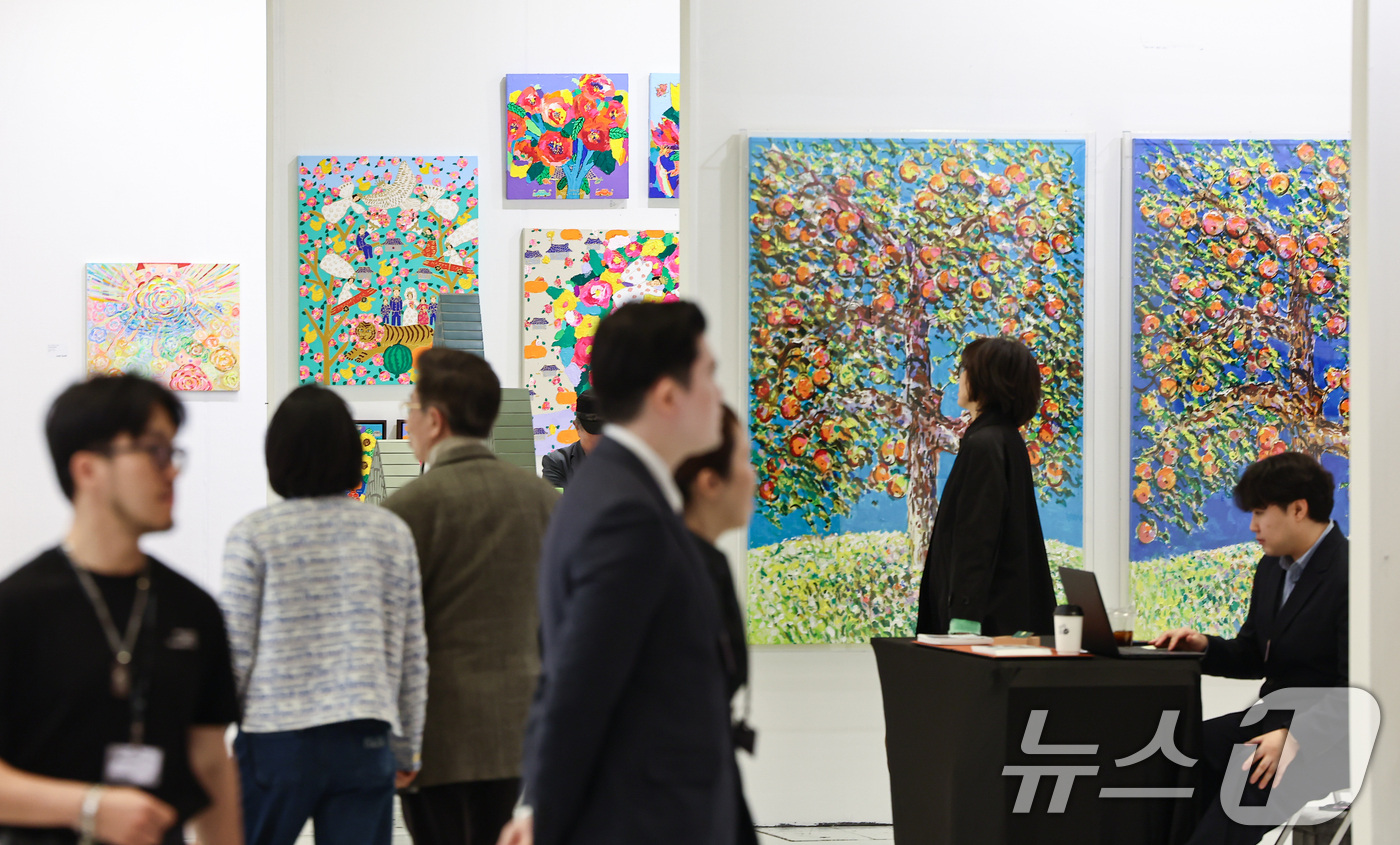 (서울=뉴스1) 김도우 기자 = 8일 서울 강남구 코엑스에서 열린 2026 화랑미술제에서 관람객들이 작품을 살펴보고 있다. 2026.4.8/뉴스1