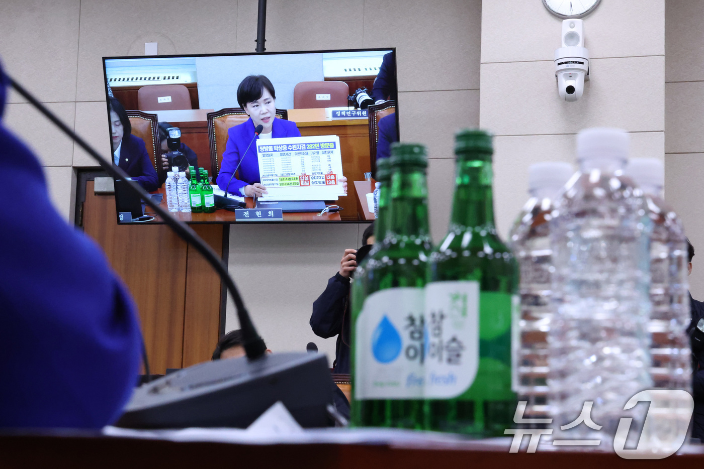 (서울=뉴스1) 신웅수 기자 = 전현희 더불어민주당 의원이 8일 서울 여의도 국회에서 열린 법제사법위원회 전체회의에서 박상용 검사의 연어 술파티 의혹과 관련해 소주를 놓고 발언하고 …