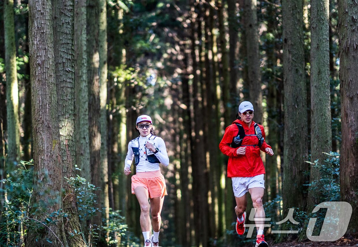 본문 이미지 - 지난 3월 한라산 일대에서 트레일런 선수들이 ‘2026 한라산 100 트레일런' 대회 코스를 달리고 있다. ((사)대한트레일러닝협회제공. 재판매 및 DB 금지) 2026.4.8 ⓒ 뉴스1 김명섭 기자