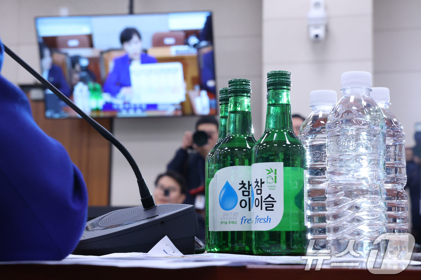 (서울=뉴스1) 신웅수 기자 = 전현희 더불어민주당 의원이 8일 서울 여의도 국회에서 열린 법제사법위원회 전체회의에서 박상용 검사의 연어 술파티 의혹과 관련해 소주를 놓고 발언하고 …