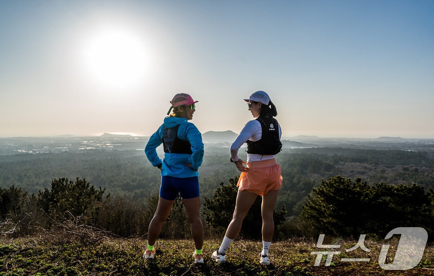 본문 이미지 - 지난 3월 한라산 일대에서 트레일런 선수들이 ‘2026 한라산 100 트레일런' 대회 코스를 달리고 있다. ((사)대한트레일러닝협회제공. 재판매 및 DB 금지) 2026.4.8 ⓒ 뉴스1 김명섭 기자