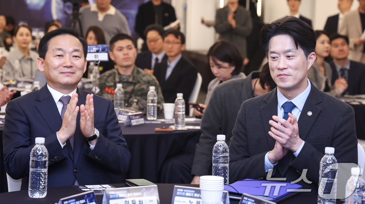 (서울=뉴스1) 임지훈 인턴기자 = 이두희 국방부 차관(왼쪽), 노용석 중소벤처기업부 제1차관이 8일 오후 서울 용산구 피스앤파크 컨벤션에서 열린 ‘모두의 챌린지 방산 출범식’에서 …