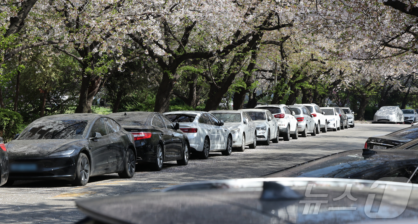 (서울=뉴스1) 김진환 기자 = 중동사태 장기화에 따른 에너지 절감 조치로 공공기관 승용차 2부제·공영주차장 5부제가 실시된 8일 오후 서울 시내 한 아파트 주차장에 차량이 가득찬 …