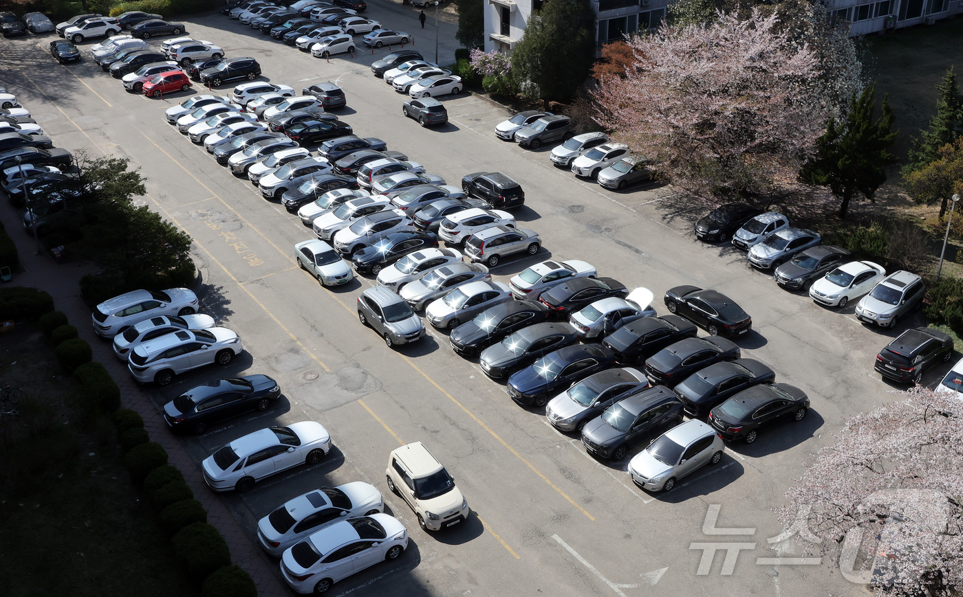 (서울=뉴스1) 김진환 기자 = 중동사태 장기화에 따른 에너지 절감 조치로 공공기관 승용차 2부제·공영주차장 5부제가 실시된 8일 오후 서울 시내 한 아파트 주차장에 차량이 가득찬 …